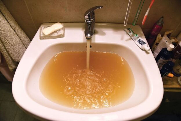 Acqua sporca dal rubinetto: come risolvere?